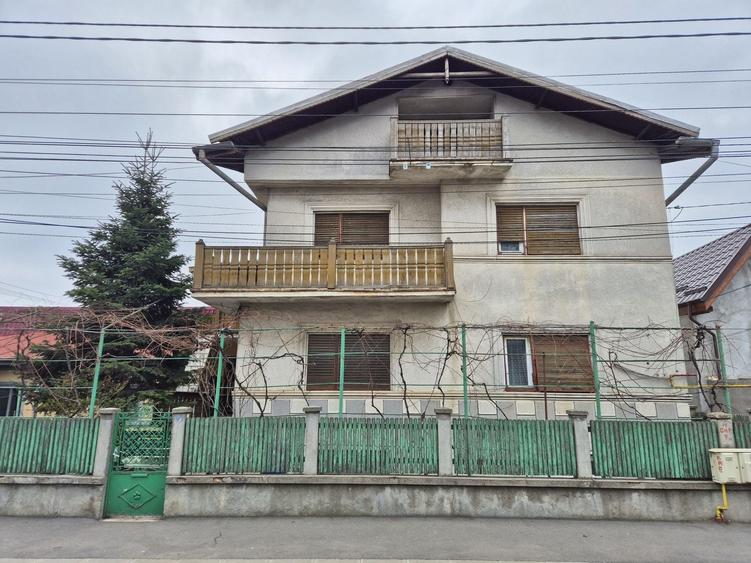 Casă individuală cu 7 camere cu Canalizare în Andronache