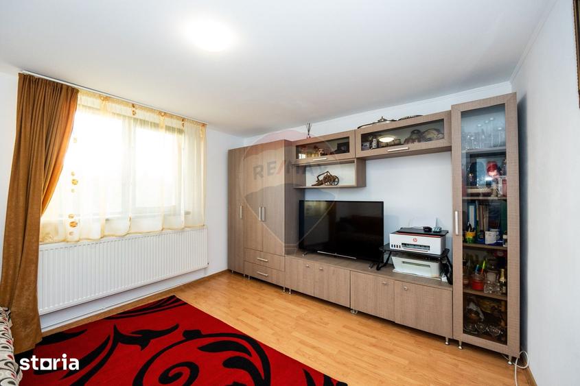 Casă cu 5 camere cu Teren 1600 Mp în Țițești