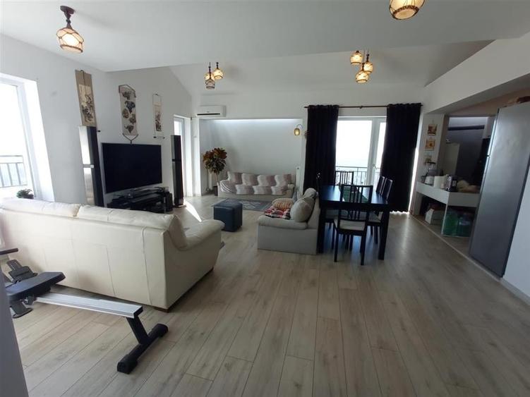 Apartament cu 5 camere decomandat în Copou