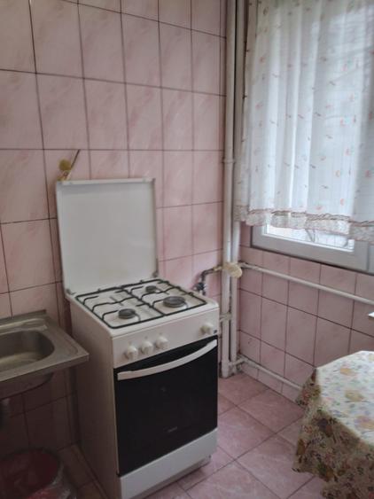 Dristor, garsoniera langa metrou , 300 euro, etaj 1 - 4