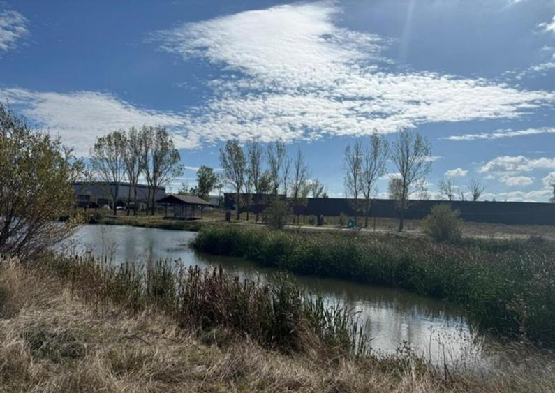 Teren intravilan 500mp, langa lac ,Pielesti - 1