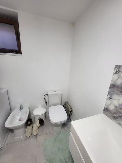 Apartament 5 camere,suprafata mare, curte, bloc 2006 - 4 nivele, Decebal, metrou - 13