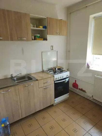 Apartament de vanzare, cu 2 camere, 33 mp, zona Piata 1 Mai - 12