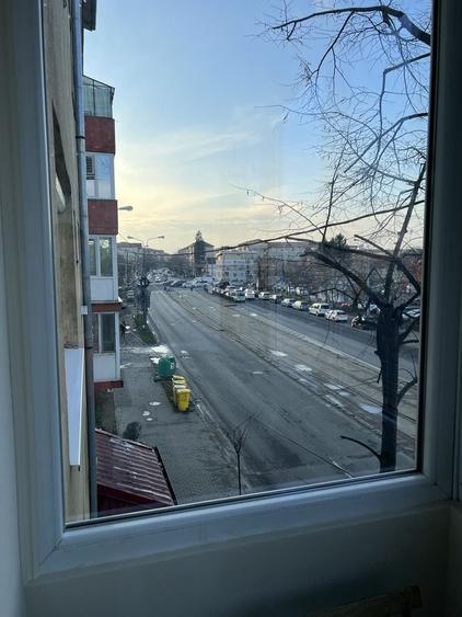Apartament cu 3 camere semidecomandat în Central