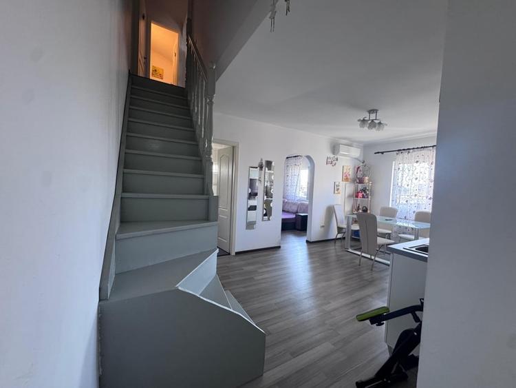 Apartament cu 3 camere decomandat, mobilat în Poarta 6