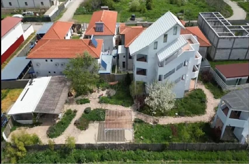 Casă cu 11 camere cu Teren 1100 Mp în Central