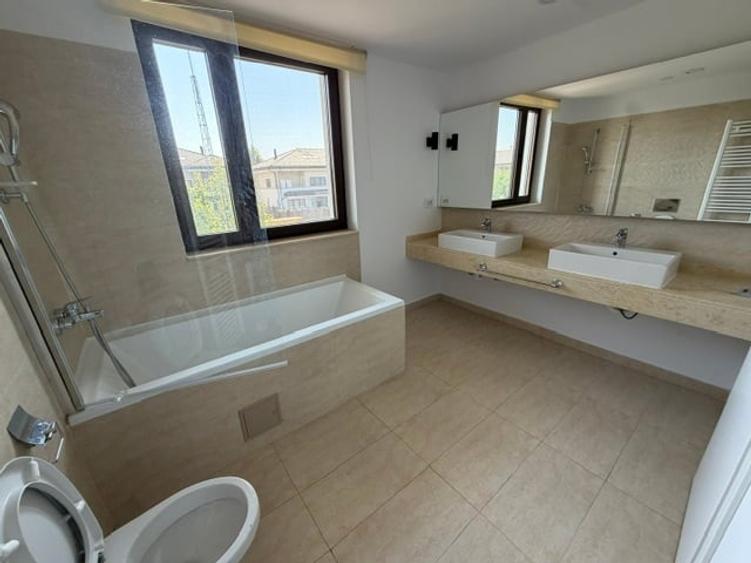 Casă individuală cu 7 camere cu Canalizare în Pipera