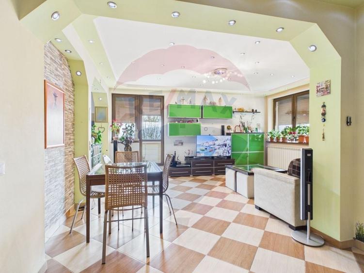 Casă cu 6 camere cu Teren 1226 Mp în Central
