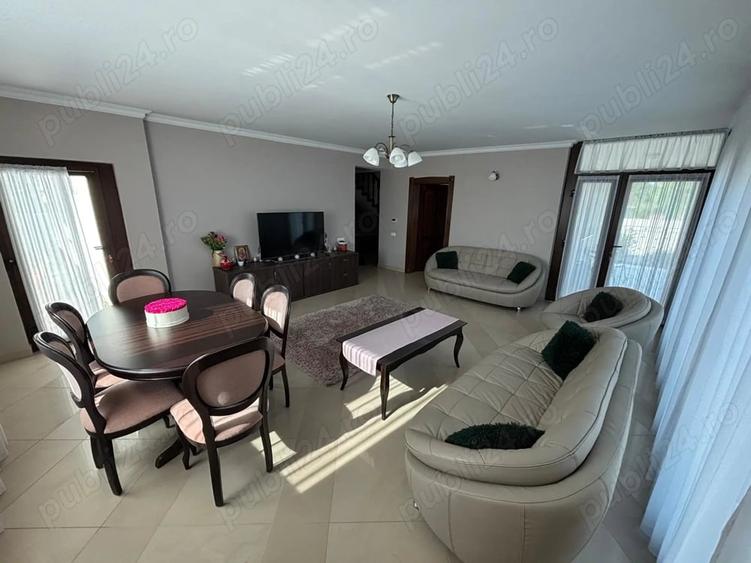 Casă cu 6 camere cu Teren 1084 Mp în Sânmartin