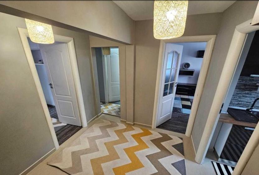 Apartament cu 3 camere decomandat, mobilat în Casa de Cultură