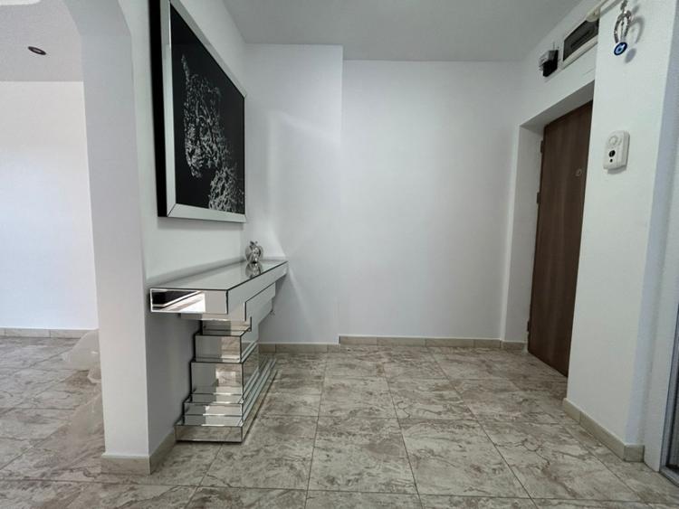 Apartament cu 3 camere semidecomandat, mobilat în Calea Galați