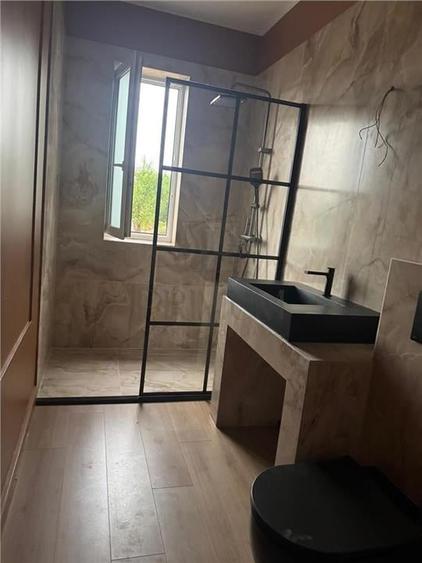 Apartament cu 3 camere decomandat în Plopi