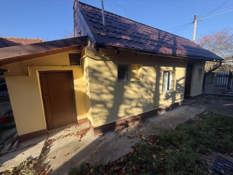 2 corpuri de Casă renovate + teren 125 mp Campina - 26