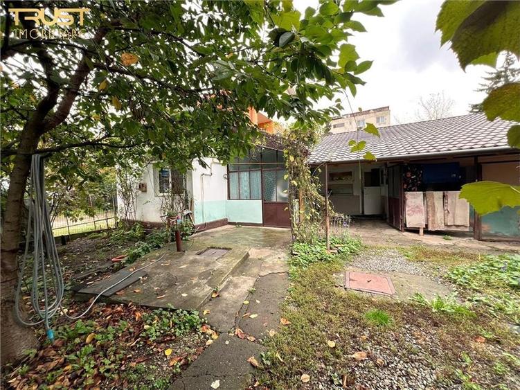 Casa la curte, central, Decebal - 2