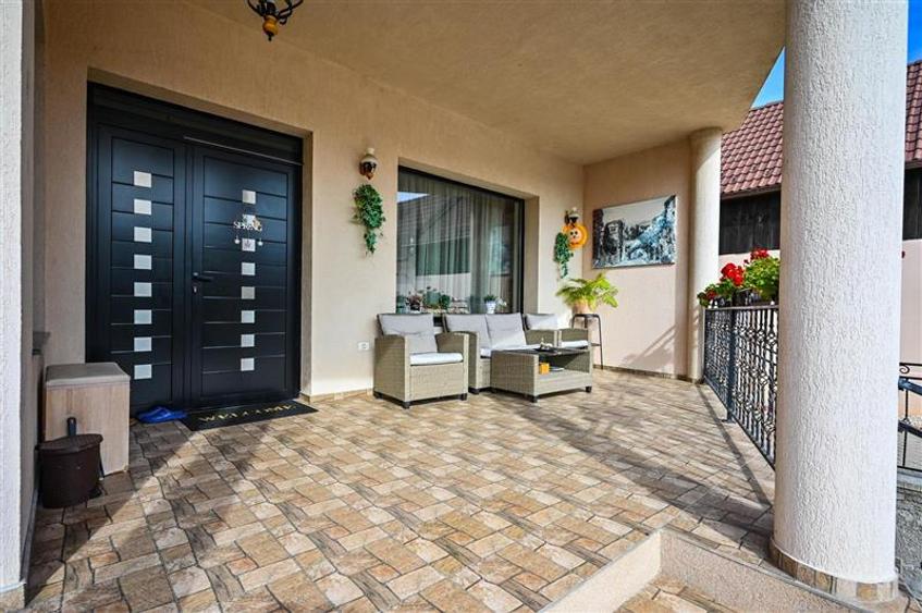 Resedinta distincta, mobilata cu rafinament, pe 1.000 mp teren, Central, Sacele, - 5