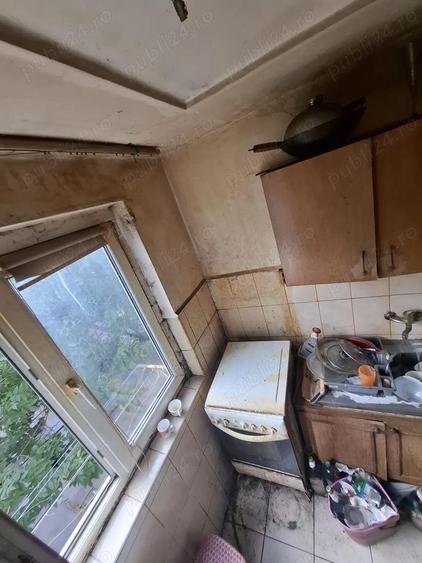 garsionera RAHOVA langa piata , etaj 3, 15mp, bloc din 1972 - 2