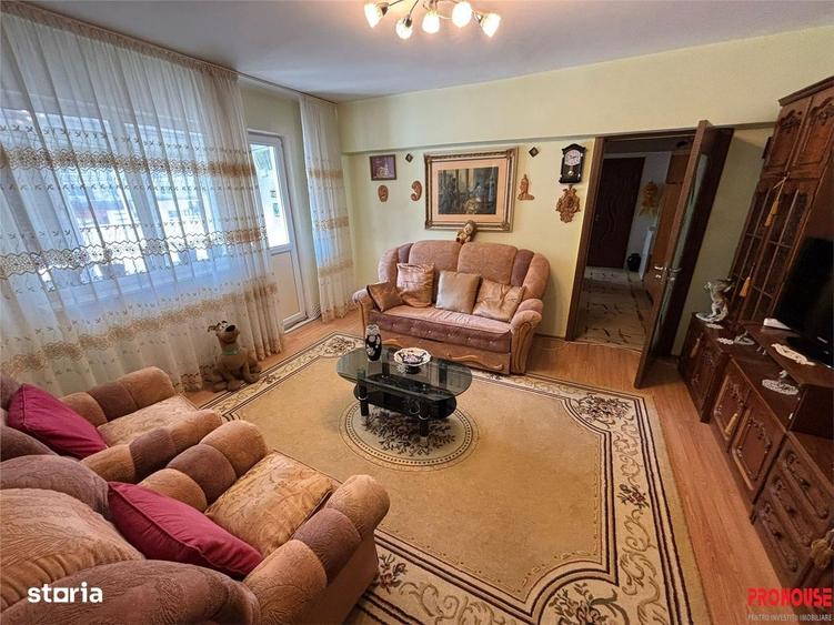 Apartament cu 3 camere semidecomandat în Mioriței
