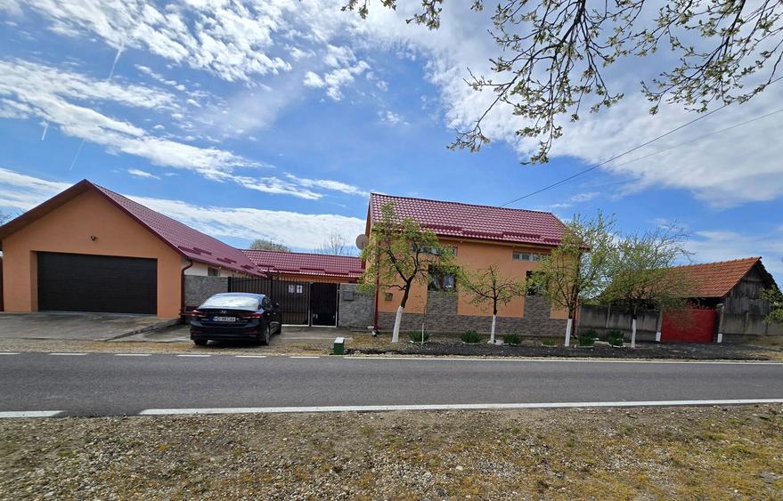 Casa renovata, cu 2924 mp teren. Front stradal 38 m. Garaj 2 masini. - 2