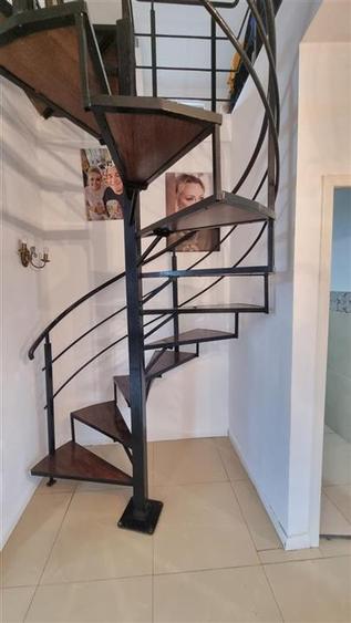 Casa de vanzare moderna cu costuri reduse, panouri solare si spatiu comercial in - 8