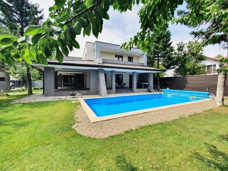 Casă individuală cu 8 camere cu Piscina în Iancu Nicolae