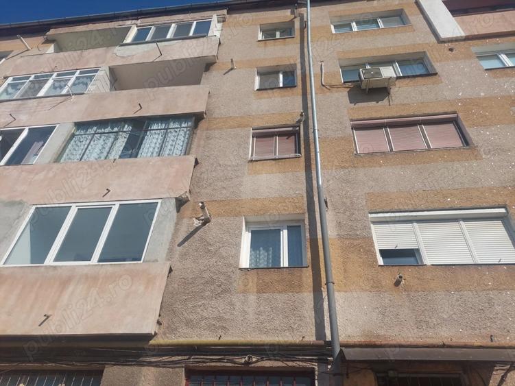 Apartament et.1 decom.com.1.sup.tot 53 mp hol si bucatarie mare open space M.5 - 8