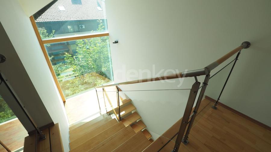 Vila nemobilata in complex cu piscina | 2 garaje - 18