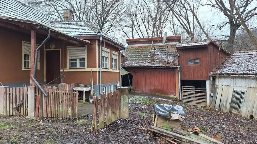 Casa de vanzare cu gradina si curte - 2