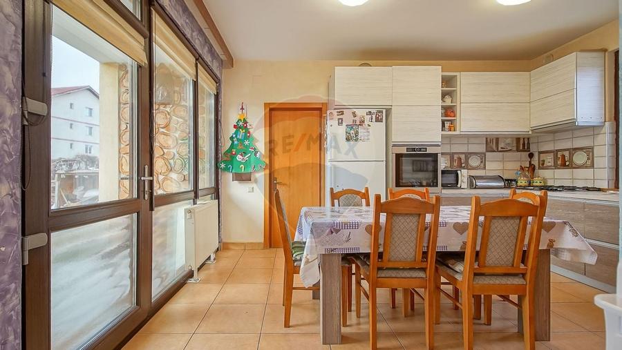 Casă / Vilă cu 4 camere de vânzare în zona Tractorul - 9