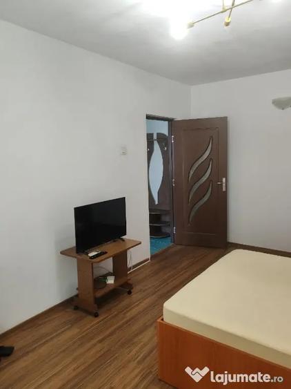 Garsonieră decomandată în Gorjului