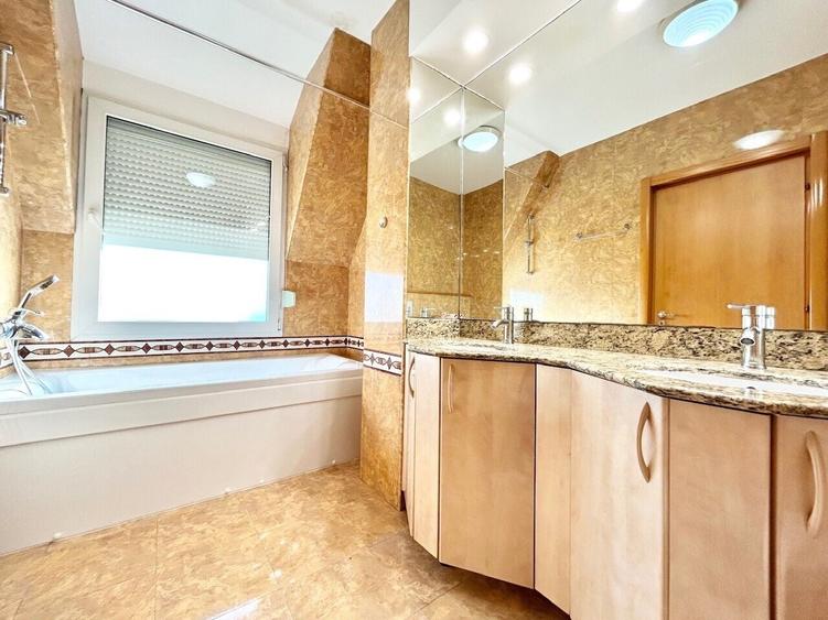 Duplex cu 6 camere cu Piscina în Iancu Nicolae
