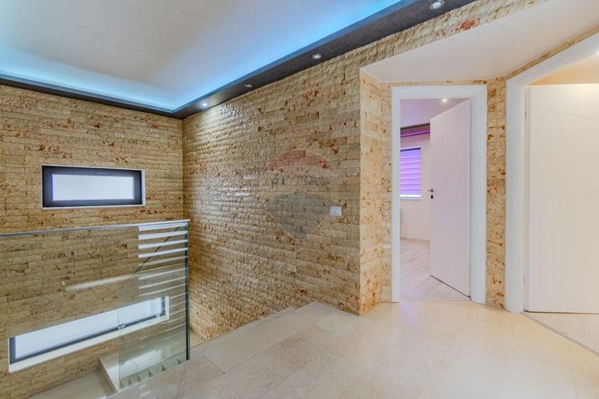 Casă cu 9 camere cu Teren 463 Mp în Stupini