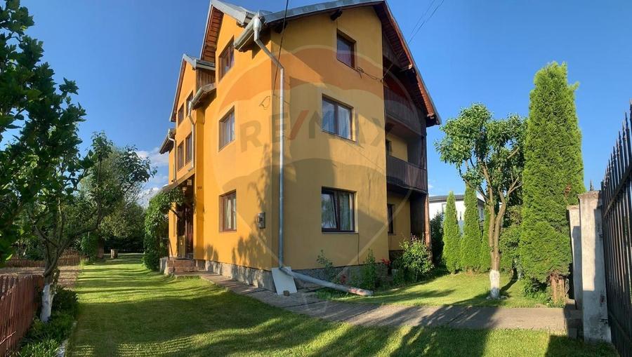 Casă individuală cu 15 camere cu Teren 861 Mp în Central