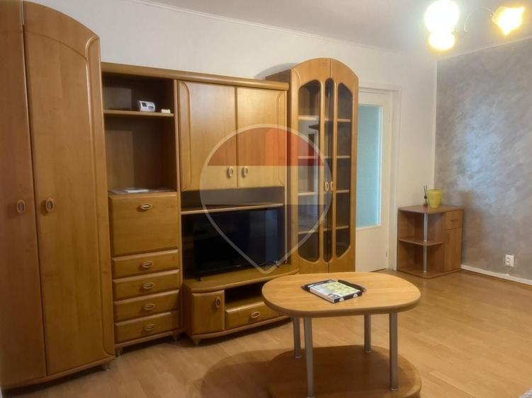 Apartament cu 2 camere semidecomandat, mobilat în Boul Roșu
