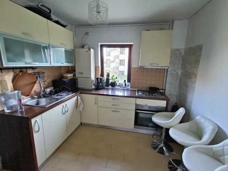 Apartament cu 3 camere semidecomandat, mobilat în Bucium