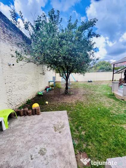 Casă cu 10 camere cu Teren 411 Mp în Lunei