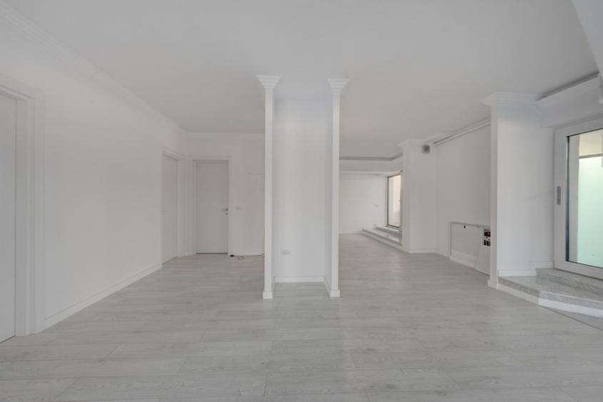 Apartament cu 5 camere decomandat în Timpuri Noi