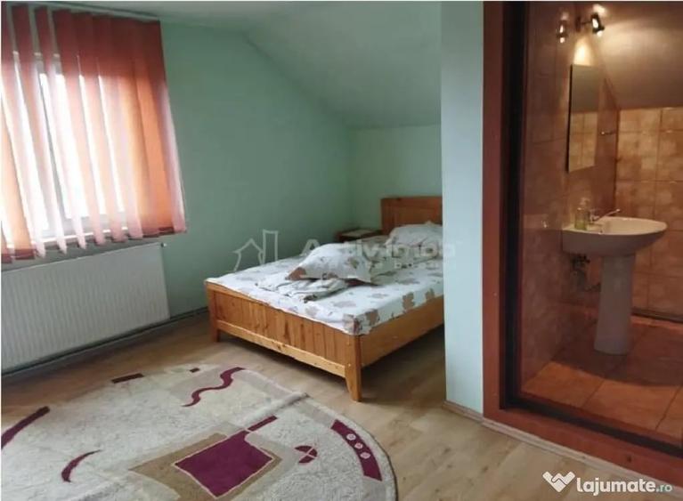 Casă cu 11 camere cu Teren 980 Mp în Central