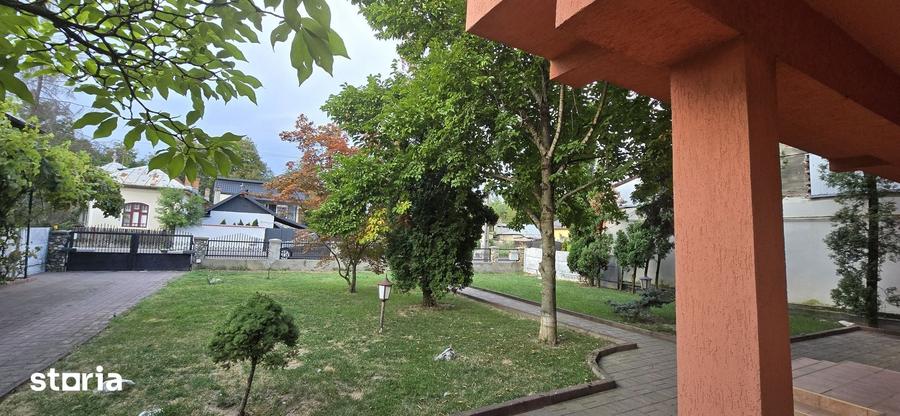 Casă cu 7 camere cu Teren 3000 Mp în Gura Ocniței