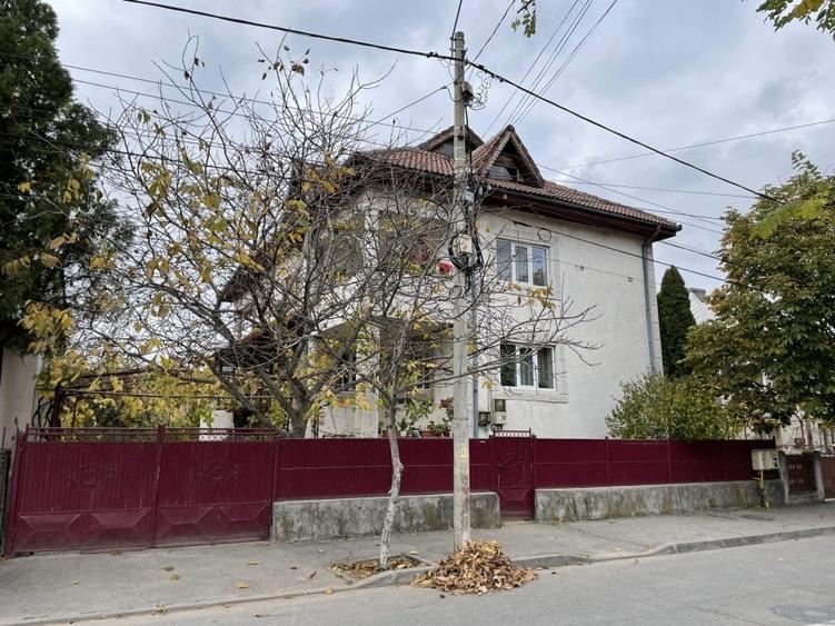 Casă individuală cu 10 camere cu Teren 825 Mp în Orașul de Jos