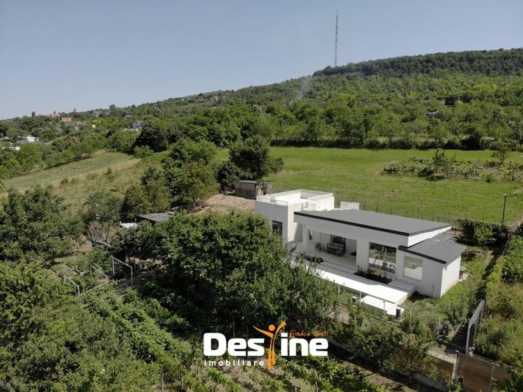 Casa sustenabila 196 mp cu design futurist, in natura, mobilata utilata BARNOVA - 1