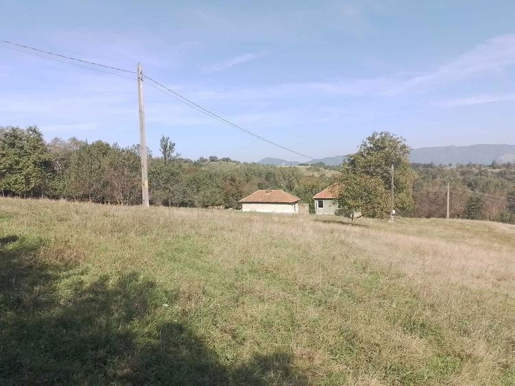 1,5 ha cu 2 case vechi, livada si izvor langa Via Transilvanica - 2