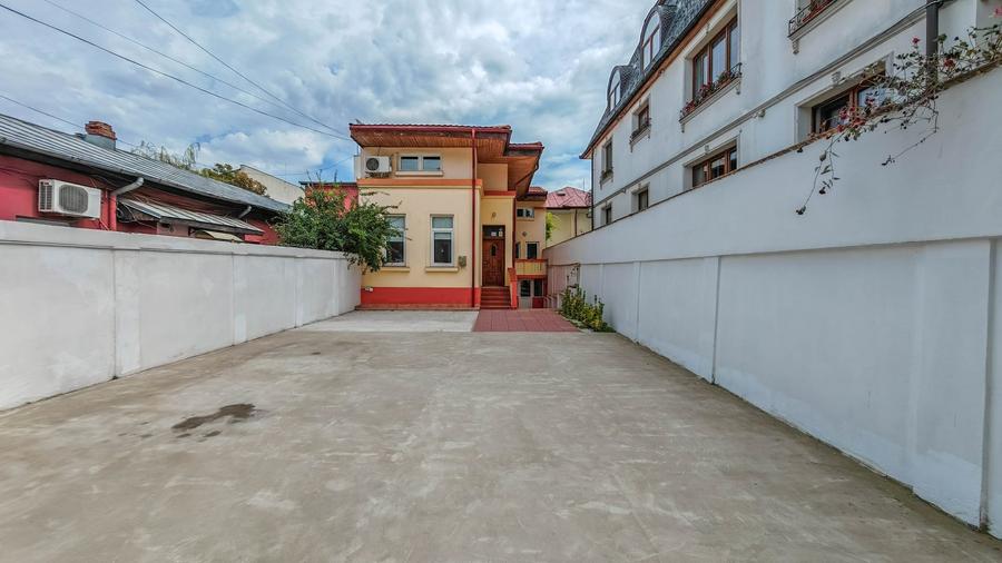 Casă individuală cu 6 camere cu Canalizare în Cantemir