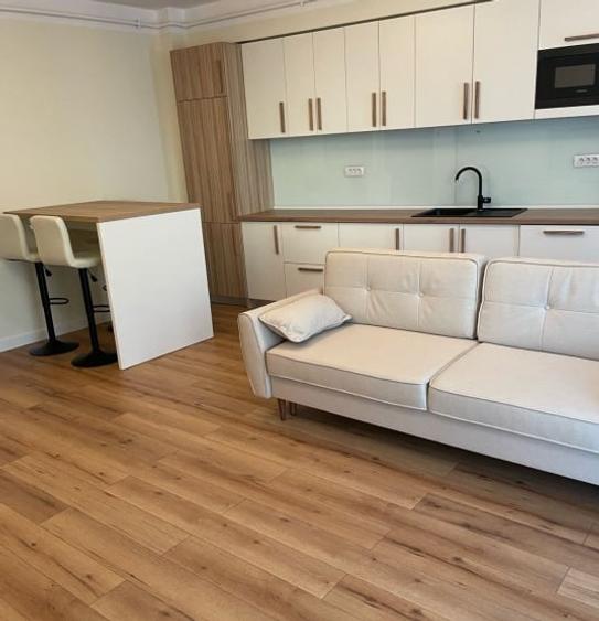 Apartament cu 3 camere semidecomandat, mobilat în Central