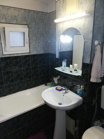Apartament cu 3 camere decomandat în Lipovei