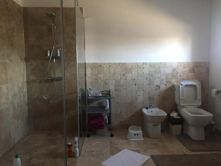 Casă individuală cu 5 camere cu Canalizare în Central