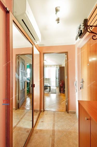 Apartament cu 4 camere semidecomandat, mobilat în Micro 20