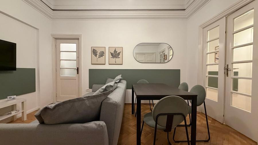 Apartament cu 5 camere decomandat în P-ța Victoriei