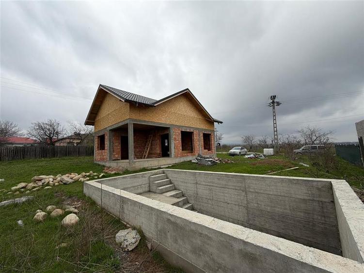 Casa la rosu din caramida de vanzare in comuna Carligele - 1