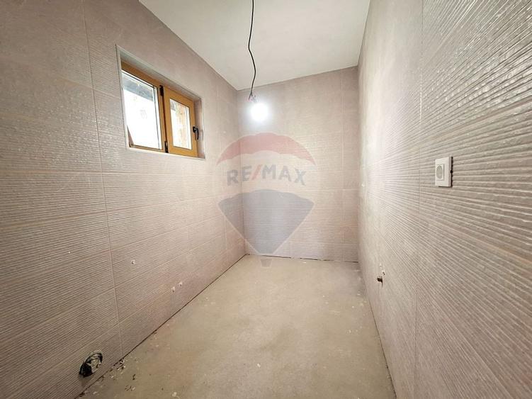 Casă / Vilă la gri aproape gata sa devina " acasa" ! - 9