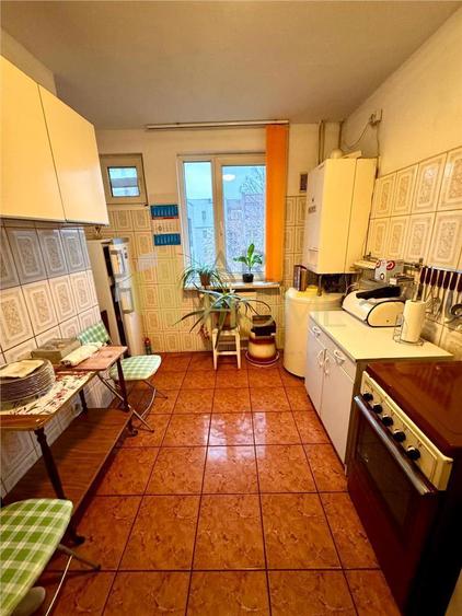 Vanzare apartament 4 camere, boxa si garaj propriu, in Ploiesti, zona Bd. Castanilor - 18